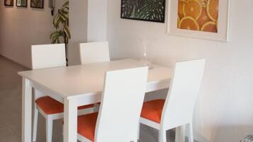 Leilighet, 2 soverom, terrasse, havutsikt | Spisestue