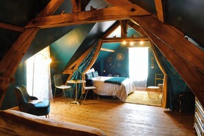 Habitación cuádruple familiar, vista al jardín | Tabla de planchar con plancha y wifi gratis 