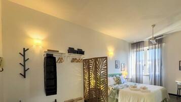 1 bedroom, desk