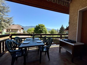 Outdoor dining - Cozy Detached House with Mountain Views, Wi-Fi & Parking (Saint-Pierre-d'Albigny)