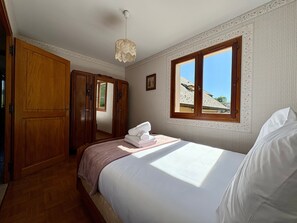 Room - Cozy Detached House with Mountain Views, Wi-Fi & Parking (Saint-Pierre-d'Albigny)