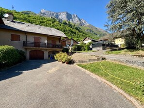 Exterior - Cozy Detached House with Mountain Views, Wi-Fi & Parking (Saint-Pierre-d'Albigny)