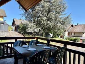 Outdoor dining - Cozy Detached House with Mountain Views, Wi-Fi & Parking (Saint-Pierre-d'Albigny)