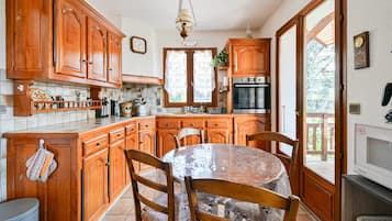 Wasserkocher mit Kaffee-/Teezubehör, Kühlschrank, Mikrowelle, Ofen