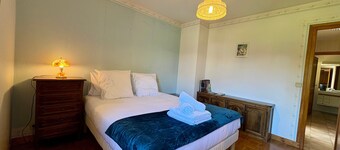 Cozy Detached House with Mountain View, WiFi & Parking