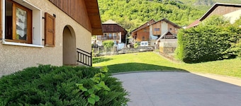 Cozy Detached House with Mountain View, WiFi & Parking