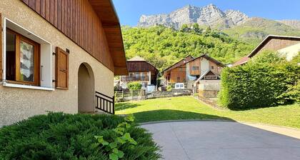 Maison individuelle chaleureuse, vue montagne, wifi et parking