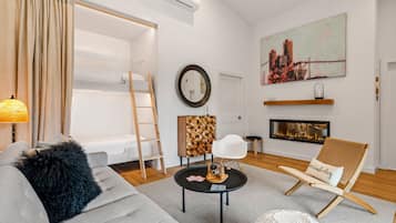 Smart TV, chimenea, reproductor de DVD, oficina
