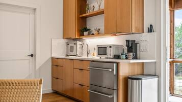 Refrigerador, microondas, cafetera/tetera, tetera/pava eléctrica