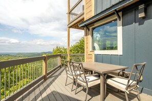 Outdoor dining - 3BD Cabin w/ Hot Tub + Pool Access |Mountain VIEWS (Gatlinburg)
