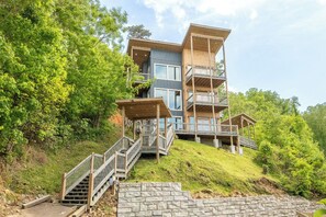 Exterior - 3BD Cabin w/ Hot Tub + Pool Access |Mountain VIEWS (Gatlinburg)
