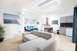 Deluxe Studio Suite | Individually decorated, individually furnished, desk, laptop workspace