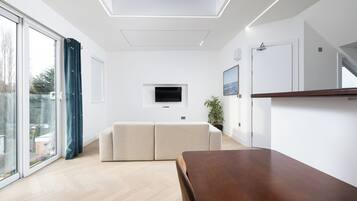 Deluxe Studio Suite | Living area