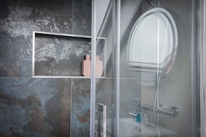 Deluxe Studio Suite | Bathroom