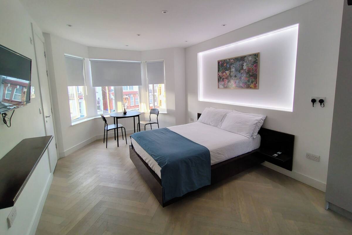 Ein modernes Schlafzimmer mit einem Bett, einem Schreibtisch und einem Stuhl.