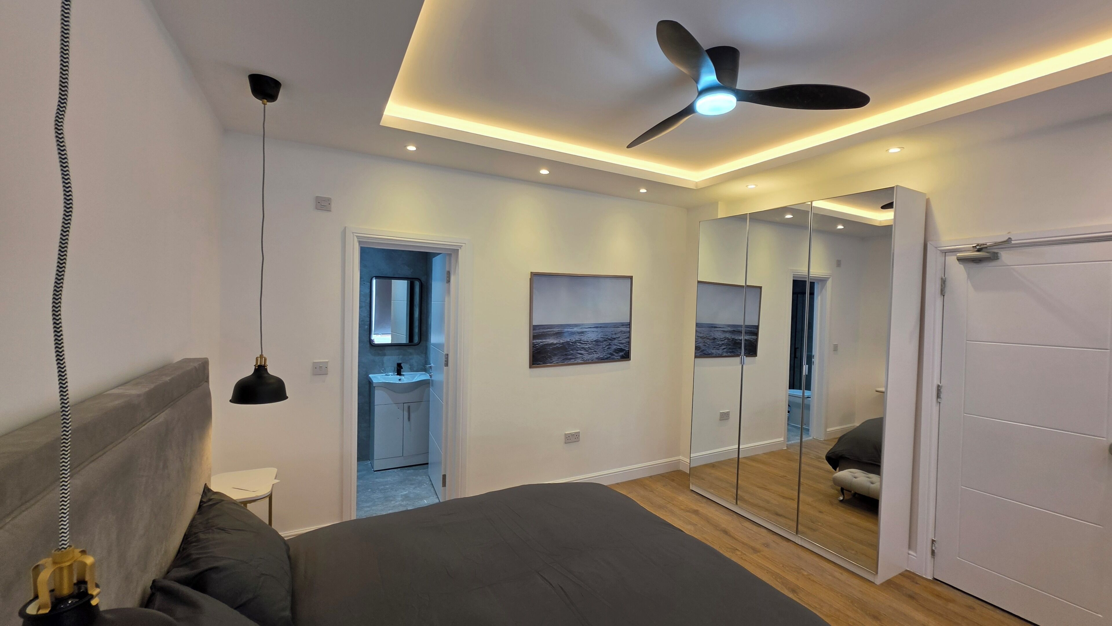 Studiosuite – deluxe, byutsikt | Individuelt dekorert, individuelt innredet og skrivebord