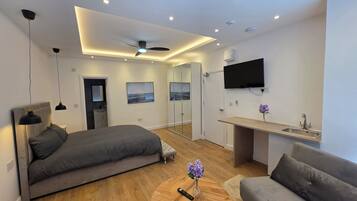 Studiosuite – deluxe, byutsikt | Individuelt dekorert, individuelt innredet og skrivebord