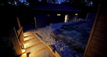 Headless Goose Chalet - Near Bloomington - Hot tub, gas grill, and fire pit