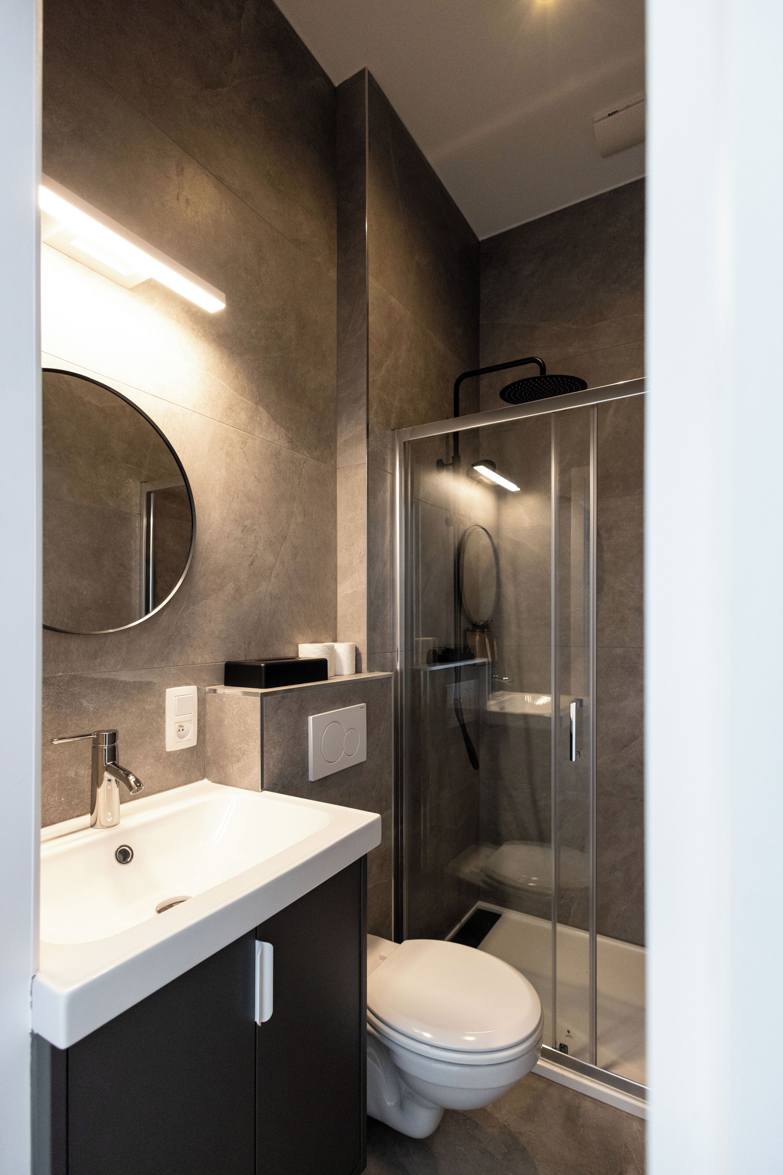 Tweepersoonskamer, uitzicht op de stad | Badkamer | Een haardroger, handdoeken, zeep, shampoo