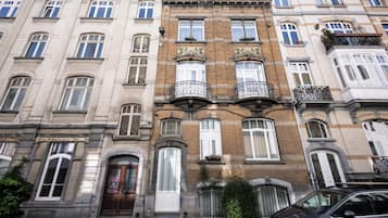 Una hilera de edificios de varios pisos con arquitectura tradicional, destacando balcones con barandillas de hierro forjado y amplias ventanas.