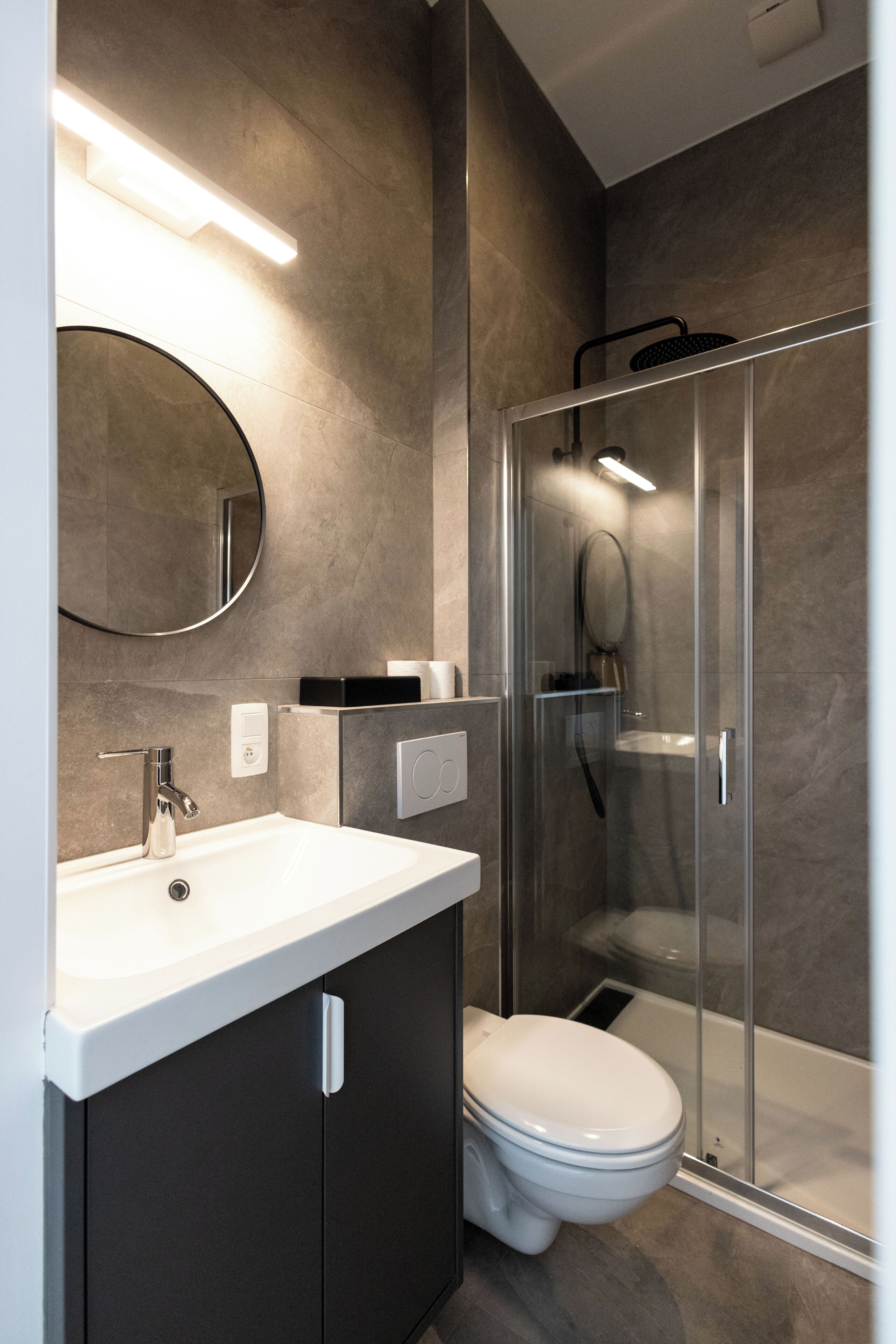 Chambre Double, vue ville | Salle de bain | Sèche-cheveux, serviettes fournies, savon, shampoing