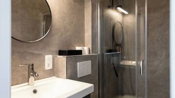 Chambre Double, vue ville | Salle de bain | Sèche-cheveux, serviettes fournies, savon, shampoing