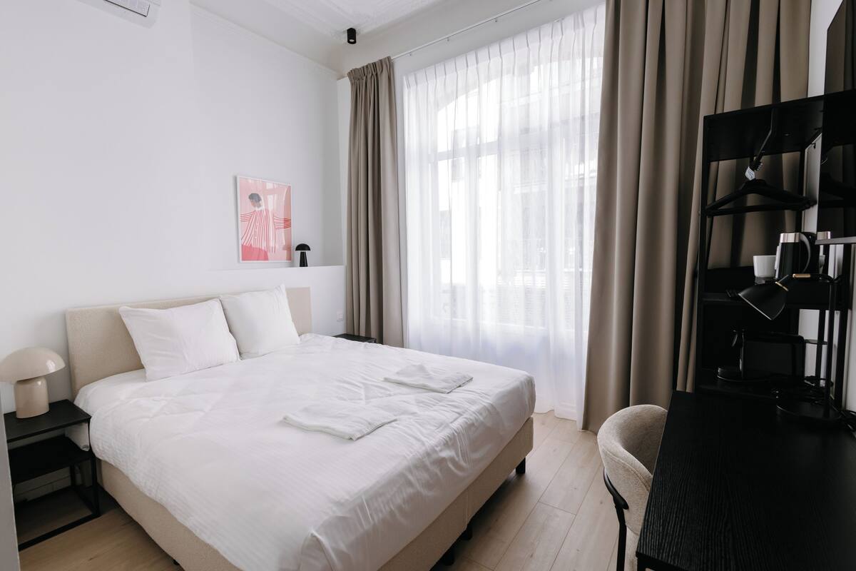 Habitación doble, vista a la ciudad | Tabla de planchar con plancha, wifi gratis y ropa de cama