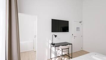 Tweepersoonskamer, uitzicht op de stad | Luxe beddengoed, pillowtop-bedden, individueel gemeubileerd, een bureau