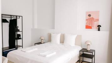 Tweepersoonskamer, uitzicht op de stad | Luxe beddengoed, pillowtop-bedden, individueel gemeubileerd, een bureau