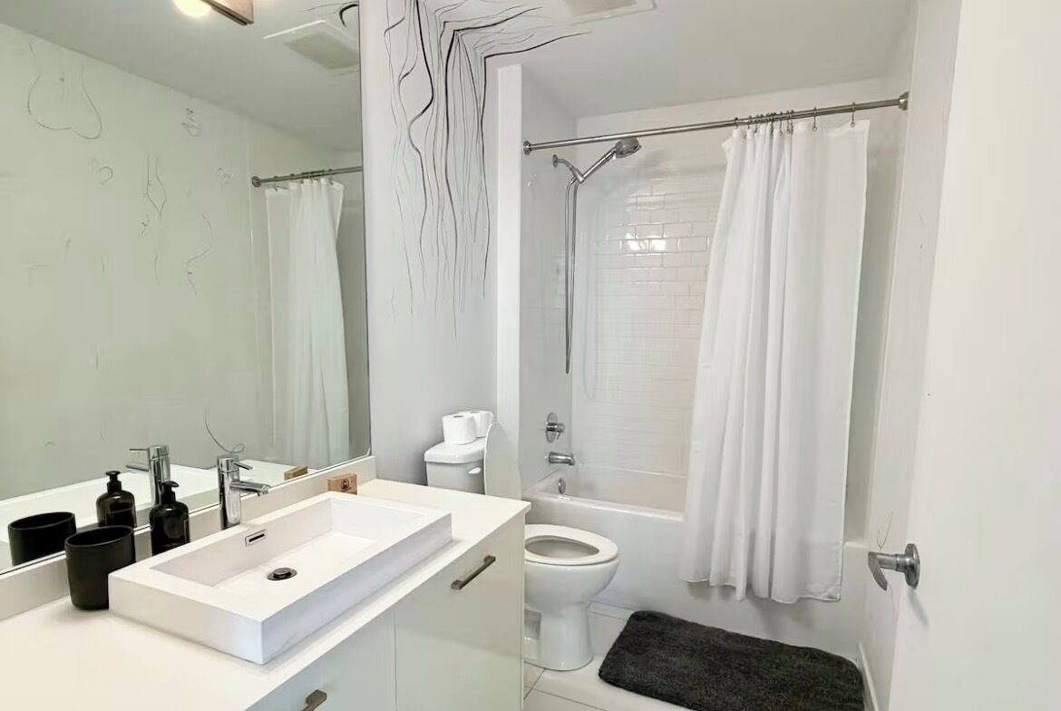 Douche, sèche-cheveux, serviettes fournies, savon