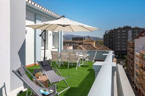 Outdoor dining - Exclusive penthouse with private terrace in Granada. San Anton 402 (Granada)