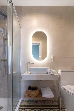 Shower, hair dryer, towels - Luxury penthouse with private terrace in Granada. San Anton 401 (Granada)