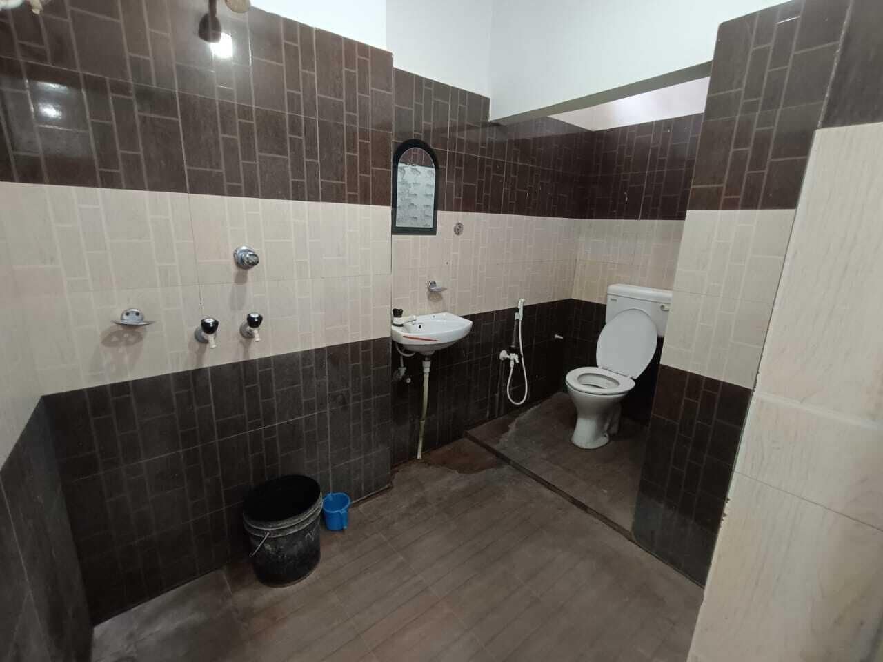 Douche, articles de toilette (gratuits), serviettes fournies