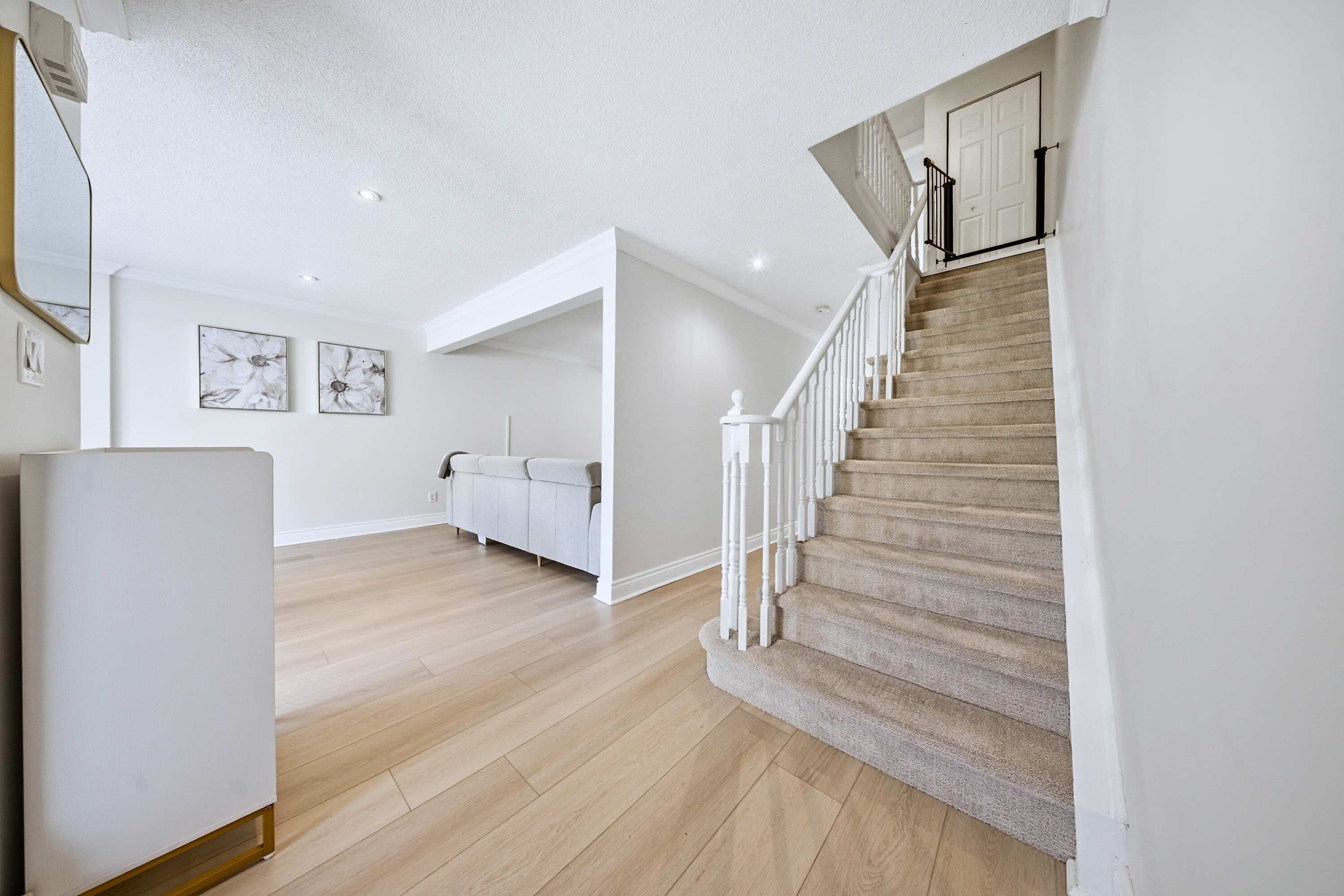Townhome With Parking Ideal For Longer Stays - Burlington