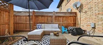 Townhome with Parking Ideal for Longer Stays