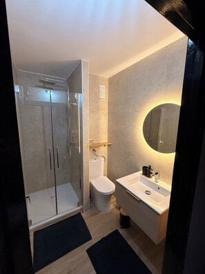 Bathroom - Vrbo Property (Erstein)
