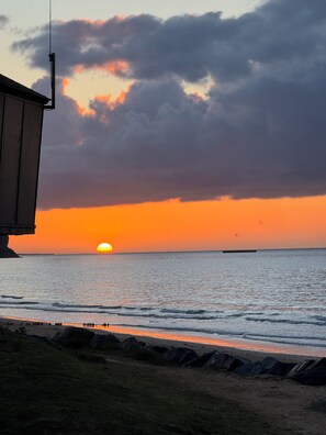 Beach - Fisherman's house facing the sea (Saint-Côme-de-Fresné)