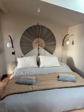 2 bedrooms, WiFi, bed sheets - Fisherman's house facing the sea (Saint-Côme-de-Fresné)