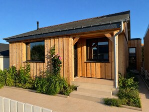 Exterior detail - Fisherman's house facing the sea (Saint-Côme-de-Fresné)