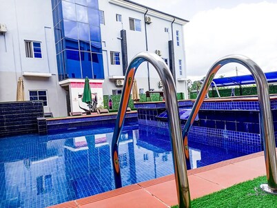 Dorville Hotel And Suites