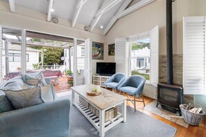Smart-TV, Kamin, Stereoanlage