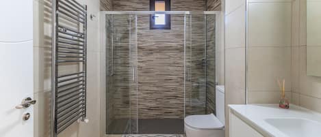 Douche, séchoir à cheveux, serviettes fournies