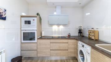 Een koelkast, een magnetron, een oven, een kookplaat