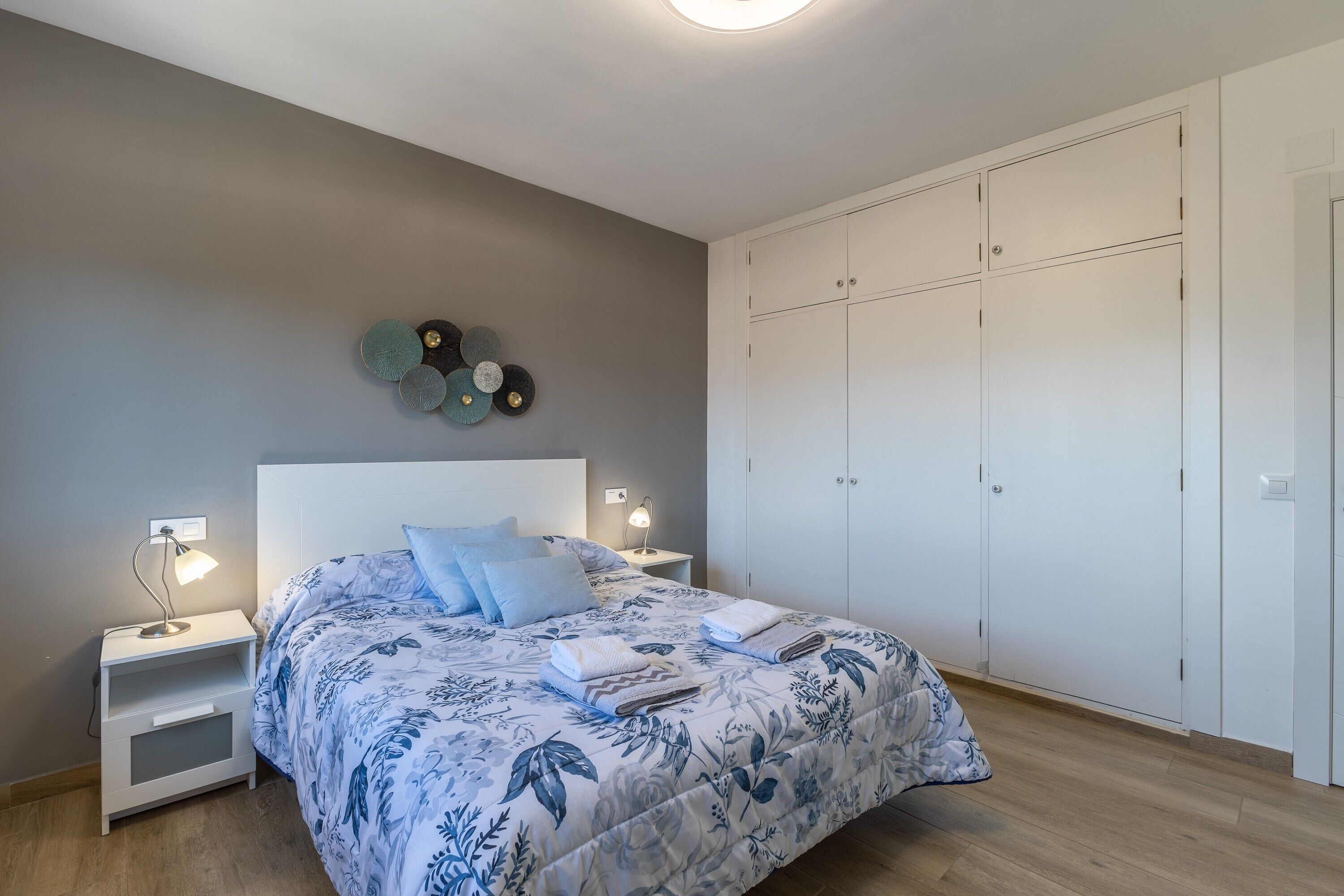 Tabla de planchar con plancha, wifi y ropa de cama 
