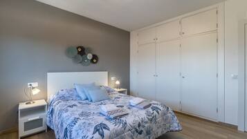 Tabla de planchar con plancha, wifi y ropa de cama