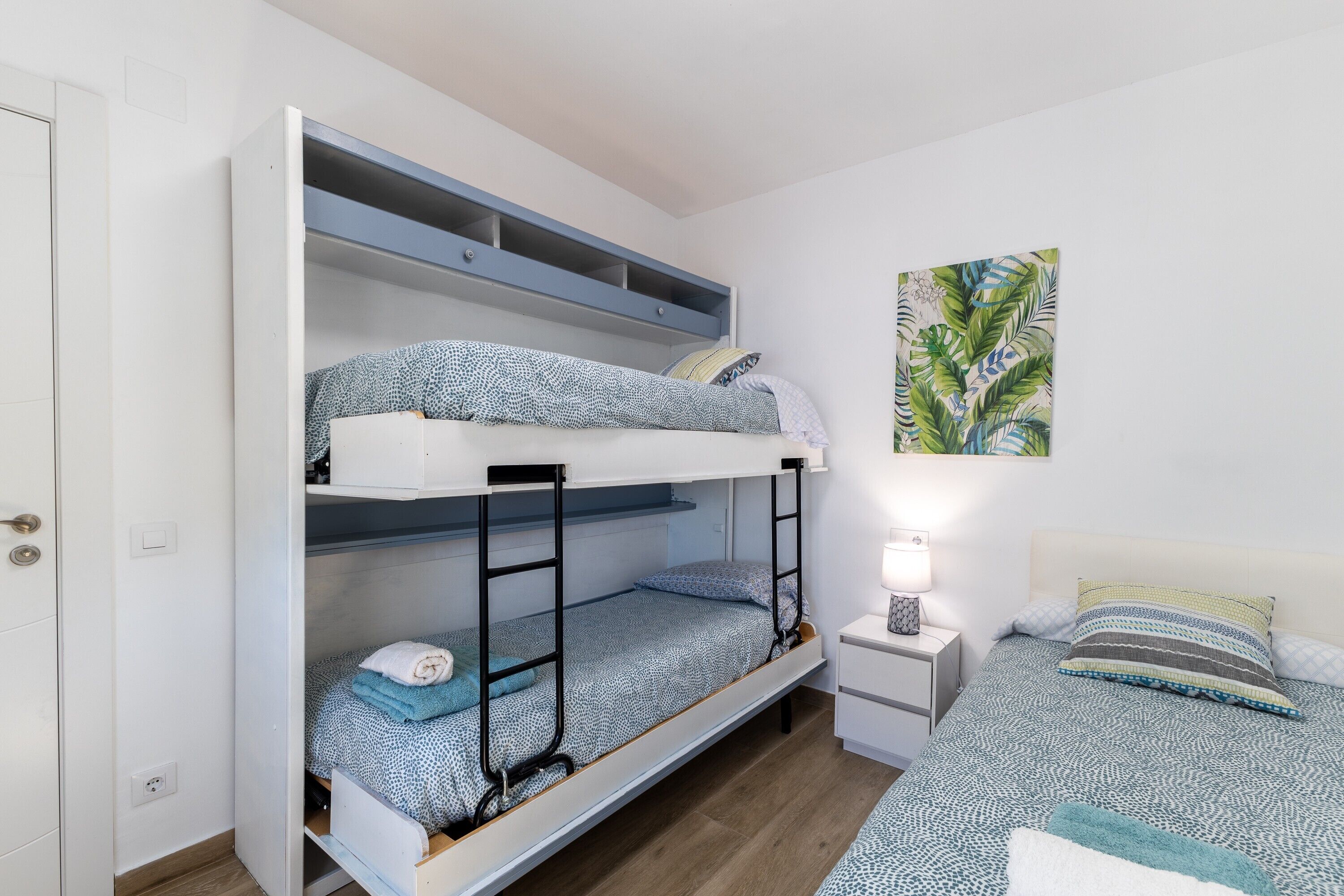 Tabla de planchar con plancha, wifi y ropa de cama 