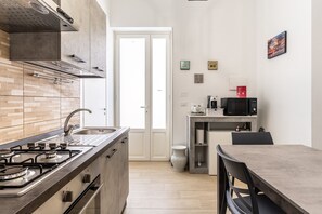 Kühlschrank, Mikrowelle, Ofen, Wasserkocher mit Kaffee-/Teezubehör