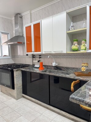 Private kitchen - Beachfront property with a great balcony and view, fully pet-friendly, 5-star accommodation. (Praia Grande)