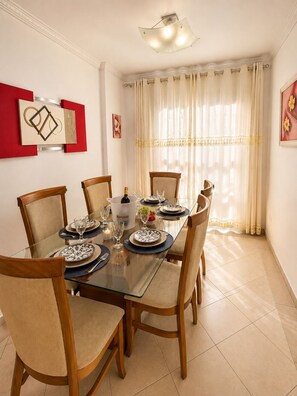 Dining - Beachfront property with a great balcony and view, fully pet-friendly, 5-star accommodation. (Praia Grande)