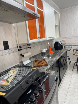 Private kitchen - Beachfront property with a great balcony and view, fully pet-friendly, 5-star accommodation. (Praia Grande)